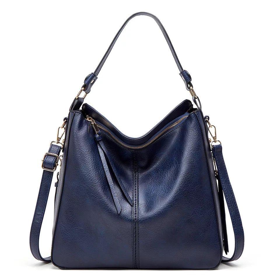 Classic Leather Shoulder Bag Sleek Gold Details